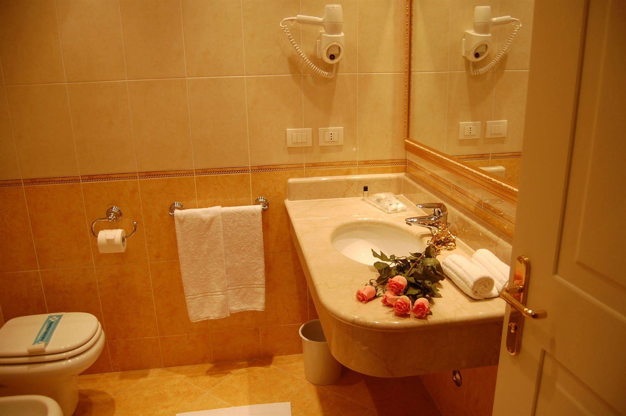 Hotel Motel Gold Calcinate Exterior foto